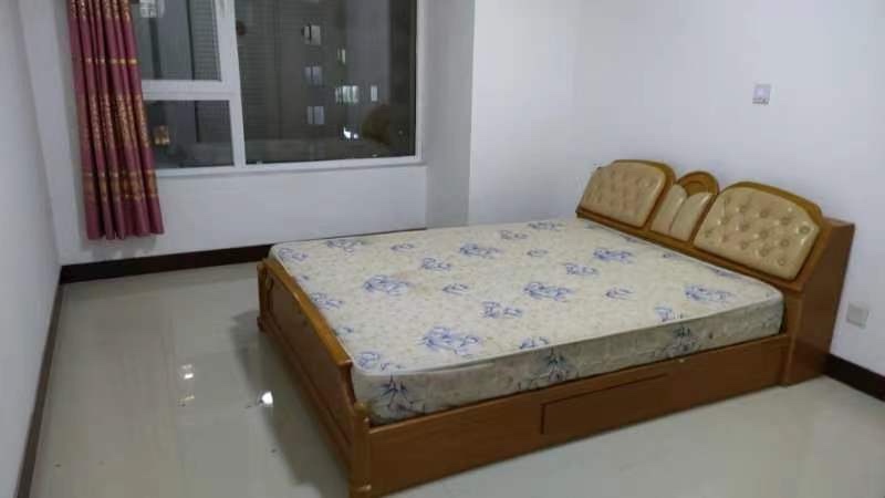 000448出租中铁电梯好楼层120平,精妆三室两厅,租金1700