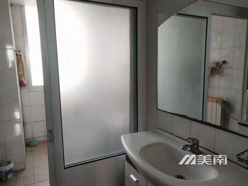 3一小云峰中学学区,教育路八区2楼,户型方正,客厅南向,卫生间带窗