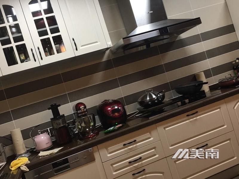 出租御龙居180平4室2卫,家具家电齐全,拎包入住,月租3800