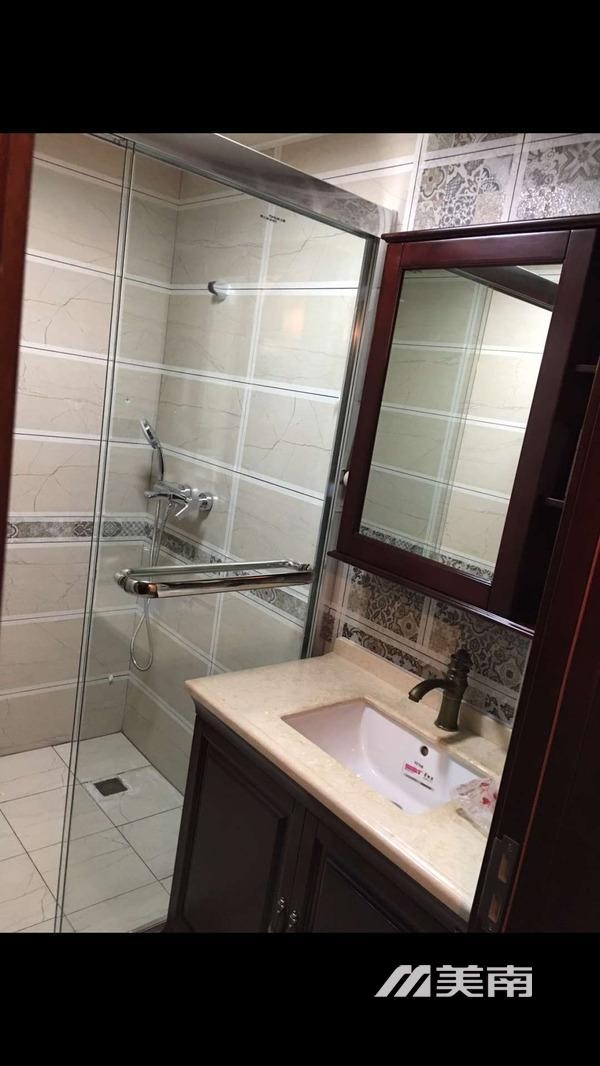 出租御龙居180平4室2卫,家具家电齐全,拎包入住,月租3800