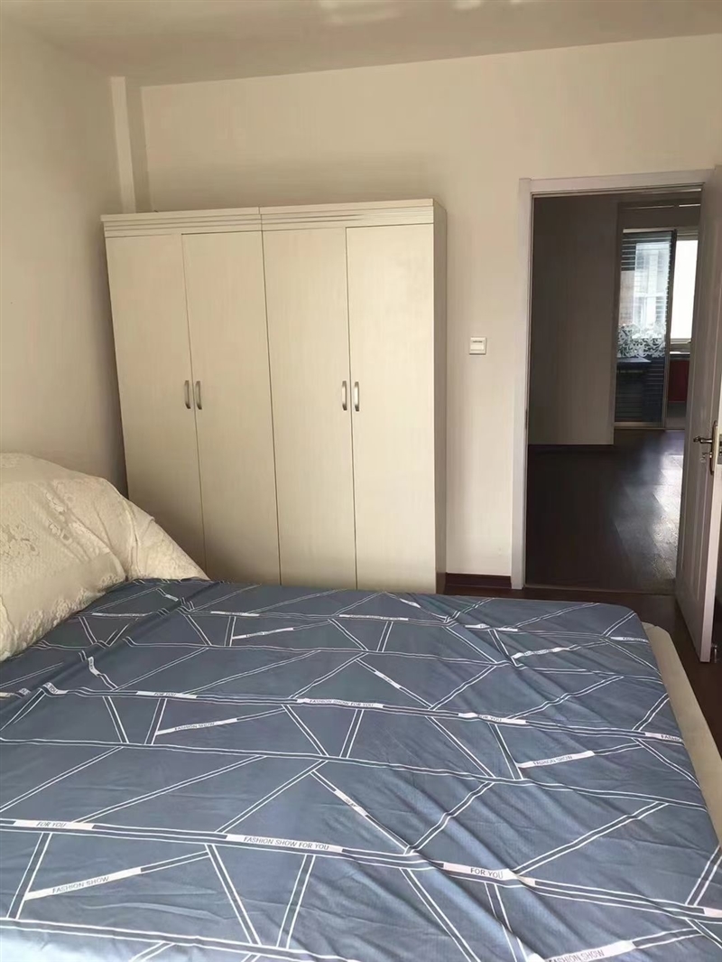 城东南五里人民医院附近三室两厅中装步梯中层拎包入住