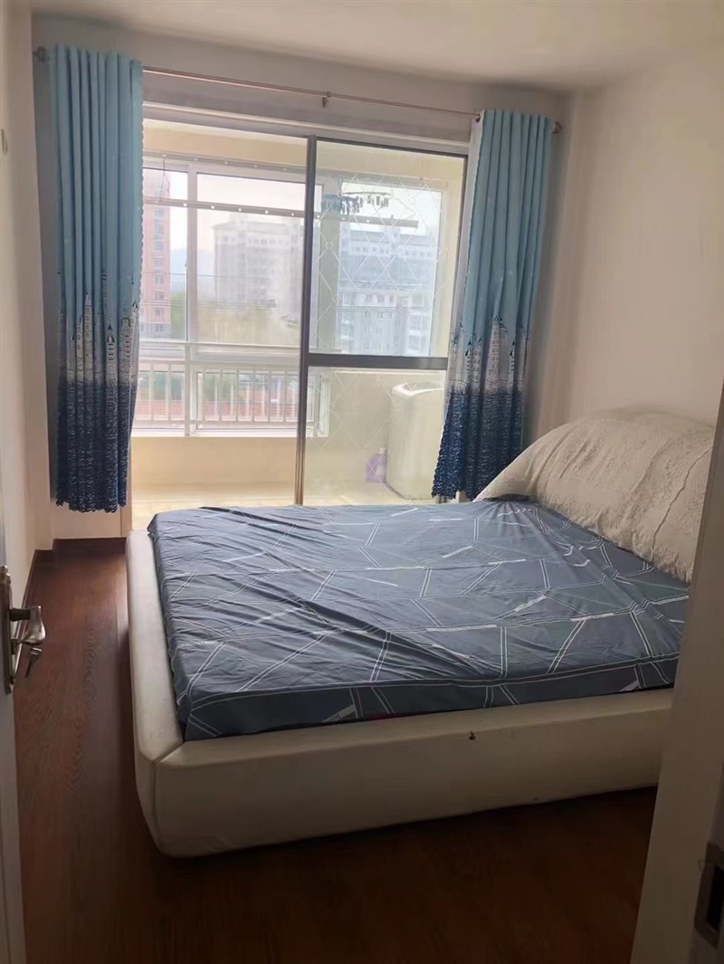 城东南五里人民医院附近三室两厅中装步梯中层拎包入住