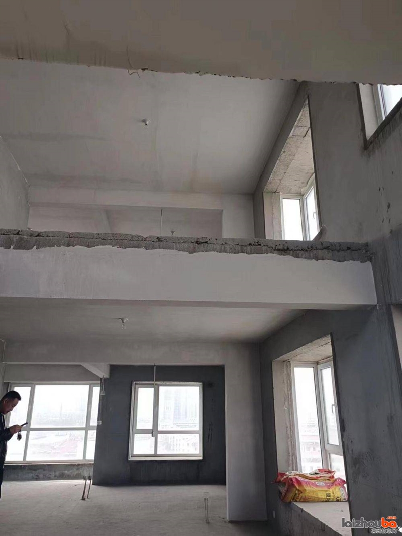 11层电梯顶加阁,上下一样大,
