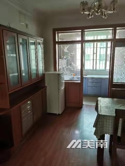 3教育路八区2楼,就读一小云峰中学学区,户型方正,仅售65万