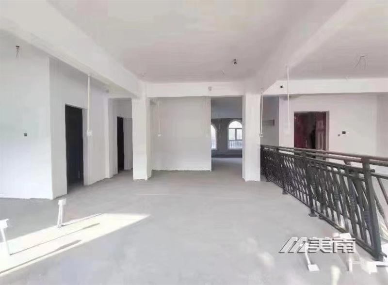 3中铁国际城一楼,带院带两个车位,仅售168万