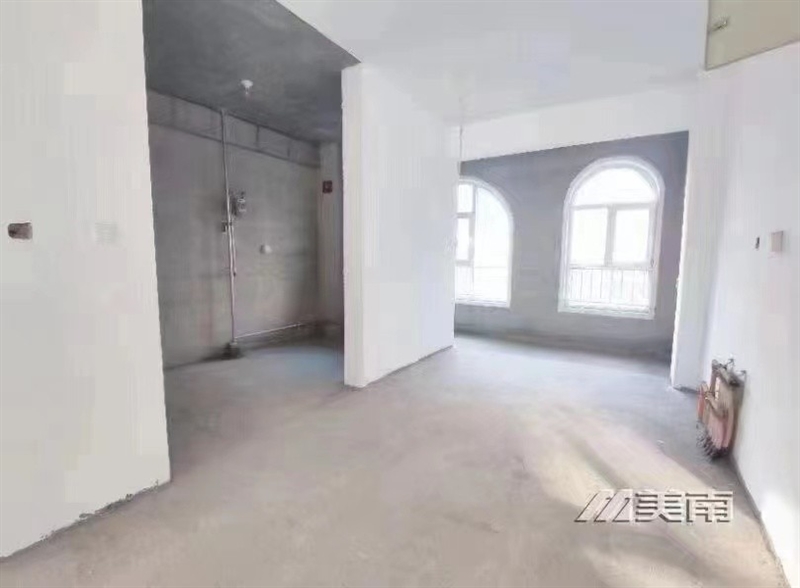 3中铁国际城一楼,带院带两个车位,仅售168万