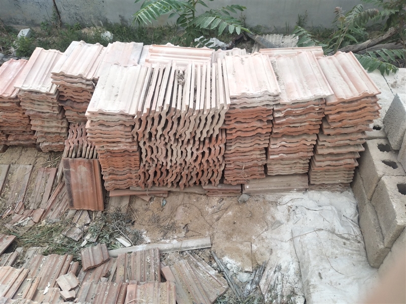 红瓦,砌块。
