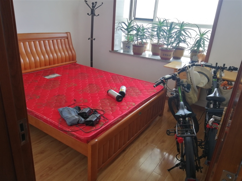开发区附近,两室两厅精装电梯房,南北通透,拎包入住,楼下好停车