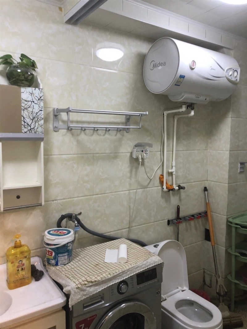 城南八腊庙附近二层楼,三室两厅一卫,带院子,家具家电齐全