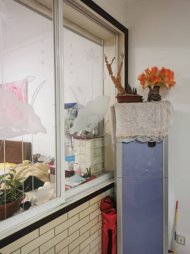 一小附近,临近商贸城,中心学校,两室步梯中层,拎包入住
