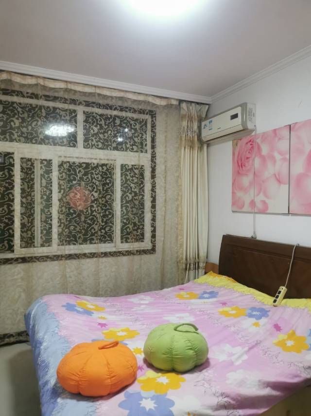 一小附近,临近商贸城,中心学校,两室步梯中层,拎包入住