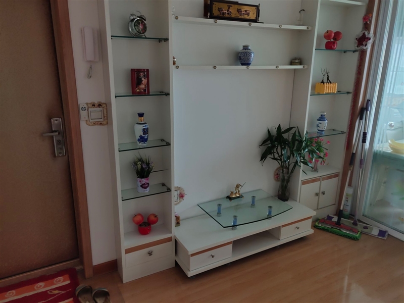 市中心车站附近,两室两厅精装步梯中层,南北通透拎包入住