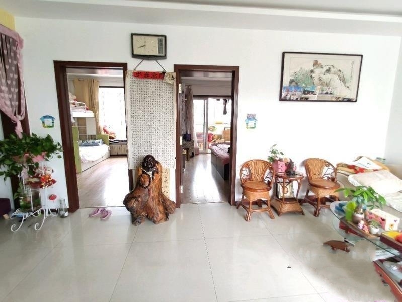 城东新一中附近,两室两厅精装步梯中层,南北通透,拎包入住