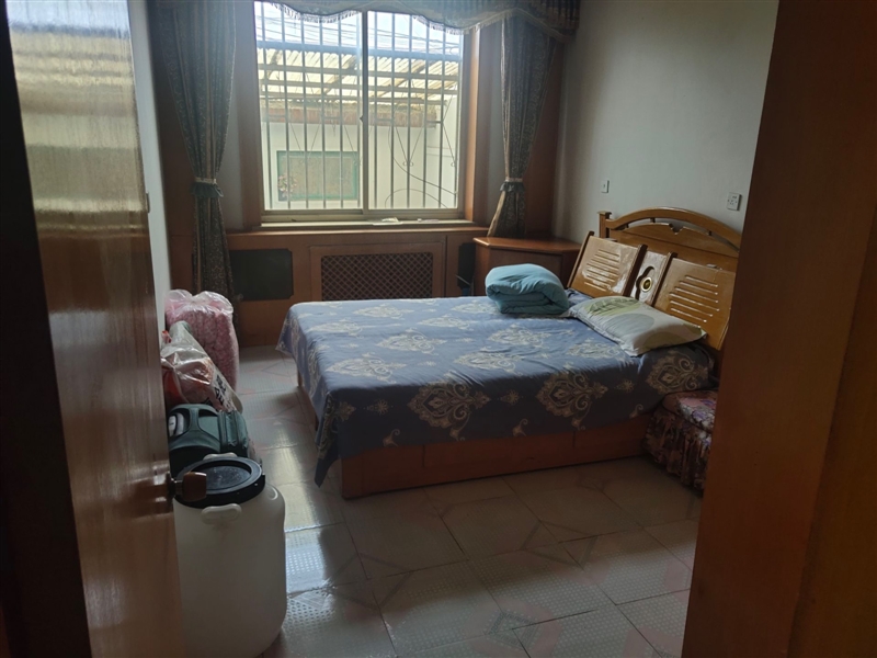 开发区三室两厅中装一楼带院,家具家电齐全,拎包入住,好停车