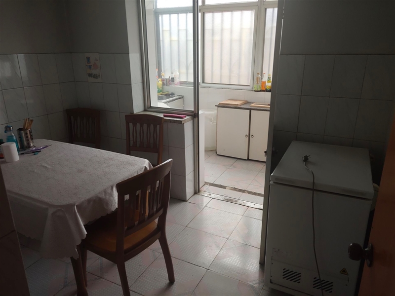 开发区三室两厅中装一楼带院,家具家电齐全,拎包入住,好停车