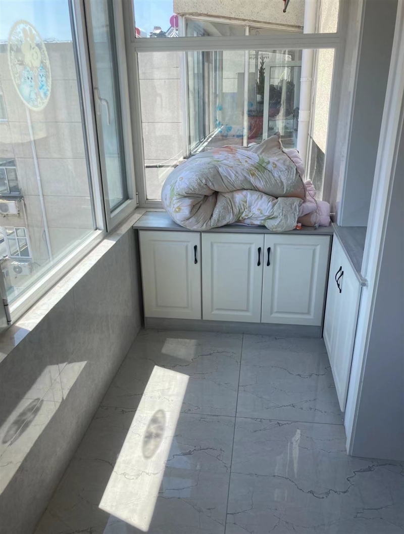 一小附近,临近鼓楼里,三室一厅精装步梯高层不是顶,拎包入住