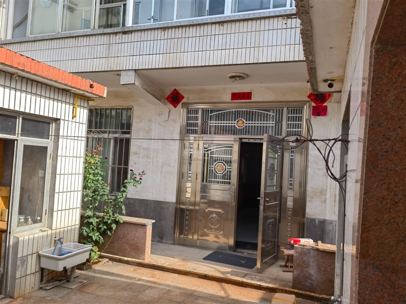 双语附近,二层楼,独门独院,双气齐全,带家具家电