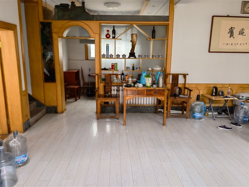 双语附近,二层楼,独门独院,双气齐全,带家具家电