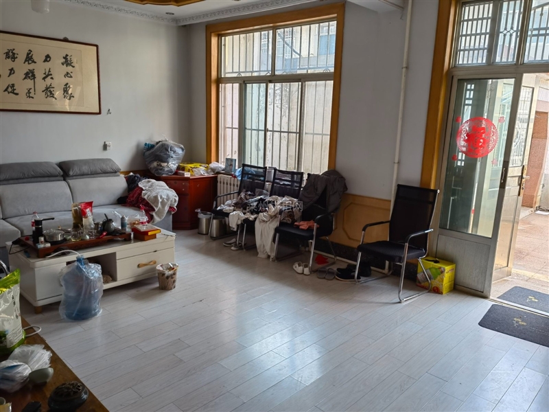 双语附近,二层楼,独门独院,双气齐全,带家具家电