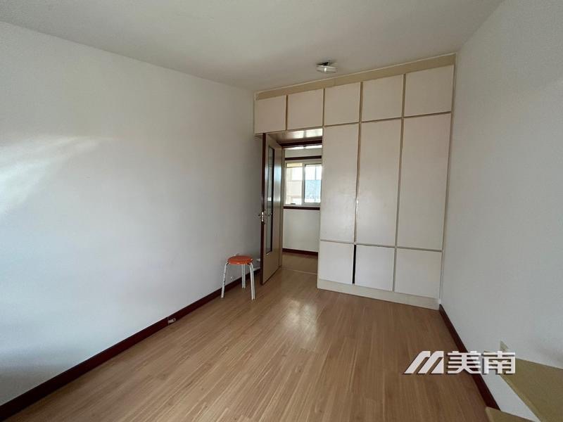 金运小区,4楼加5楼,五室两厅,家具家电齐全,拎包入住