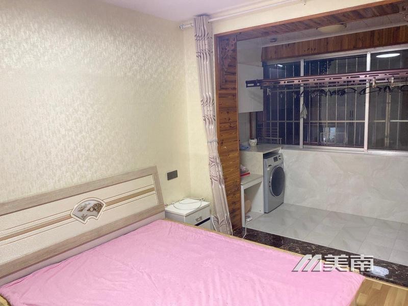 东苑小区2楼精装少住家电齐全2000元