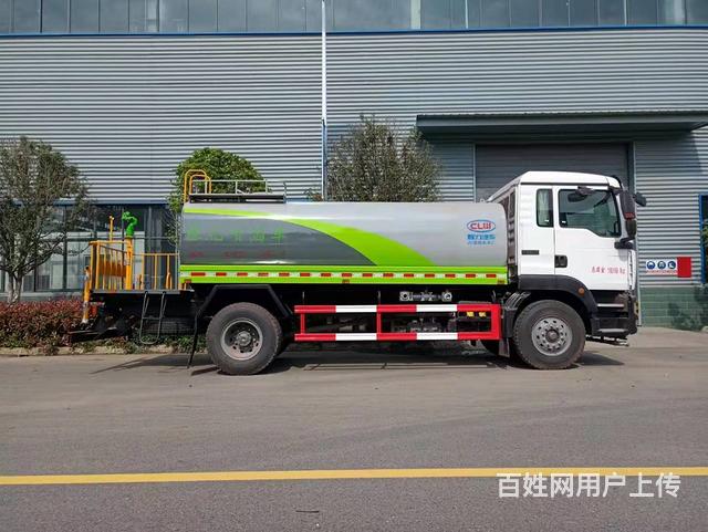 重汽汕德卡15吨洒水车 底盘离地面高的工地洒水车