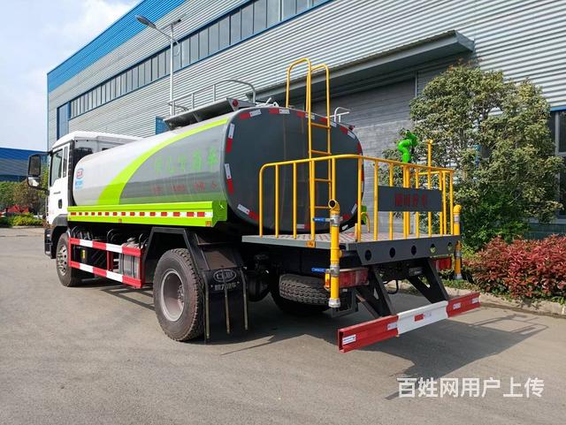 重汽汕德卡15吨洒水车 底盘离地面高的工地洒水车