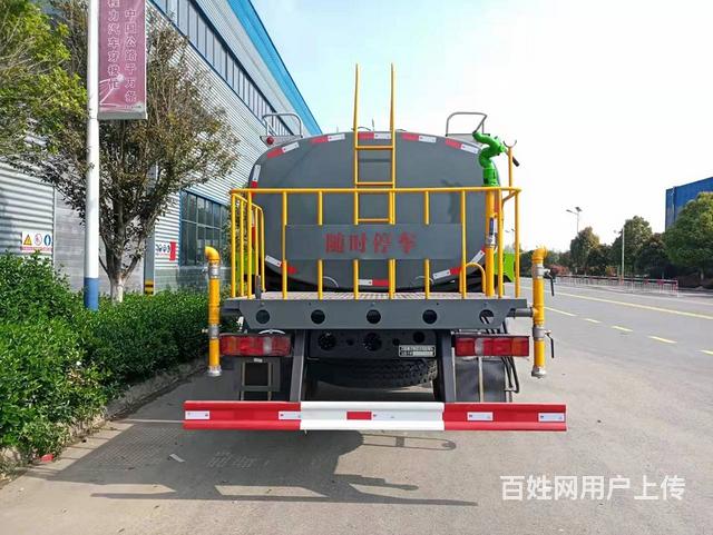 重汽汕德卡15吨洒水车 底盘离地面高的工地洒水车