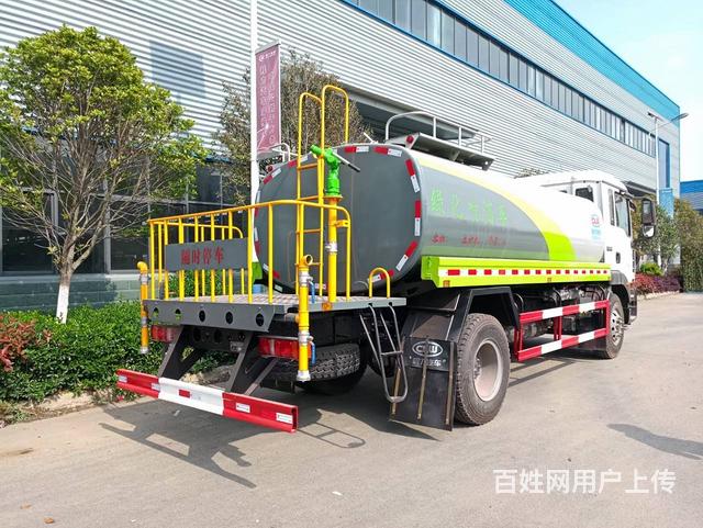 重汽汕德卡15吨洒水车 底盘离地面高的工地洒水车
