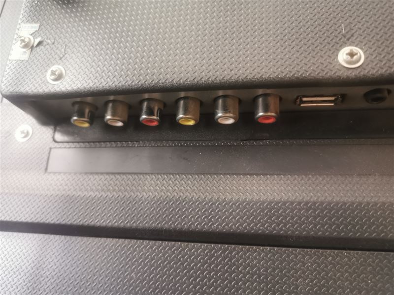 有瑕疵的42寸电视机