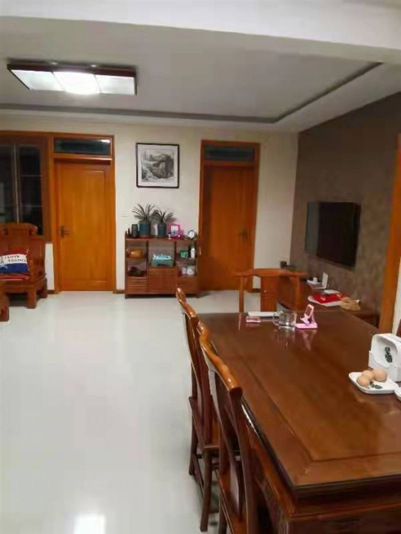 城东步梯一楼，全屋实木装修，