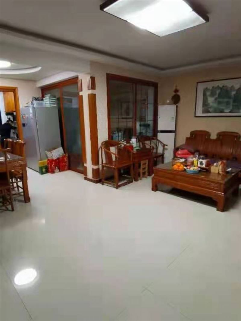 城东步梯一楼，全屋实木装修，