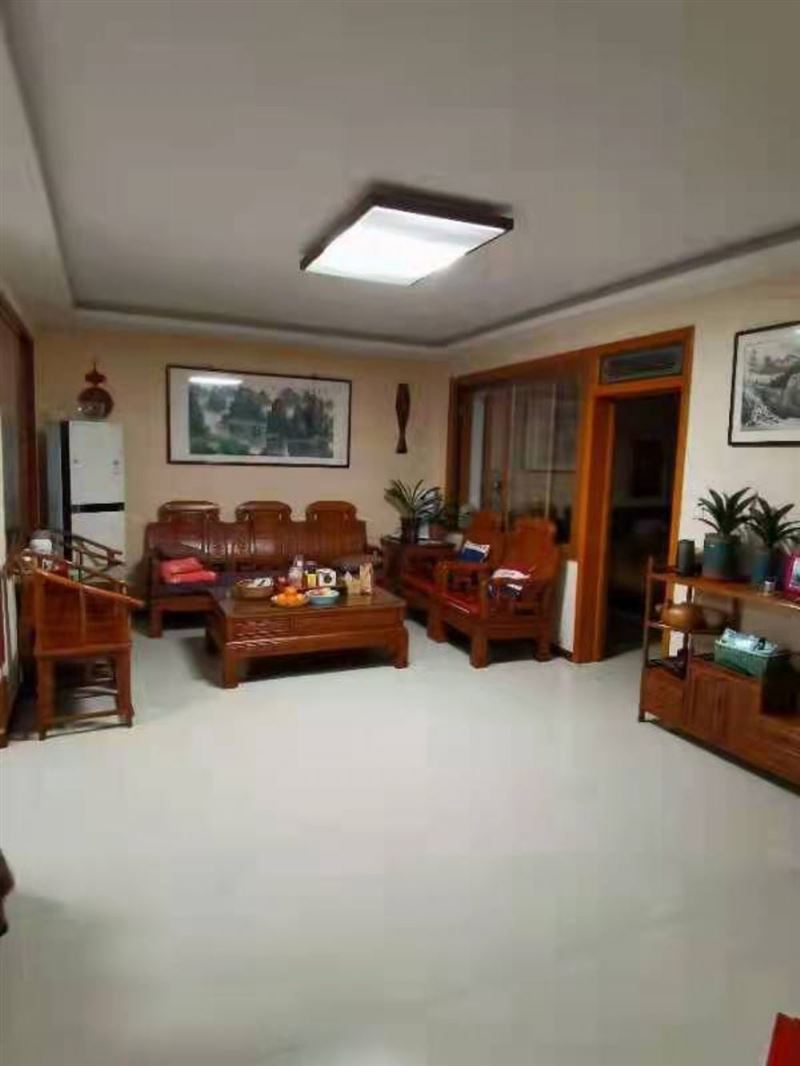 城东步梯一楼，全屋实木装修，