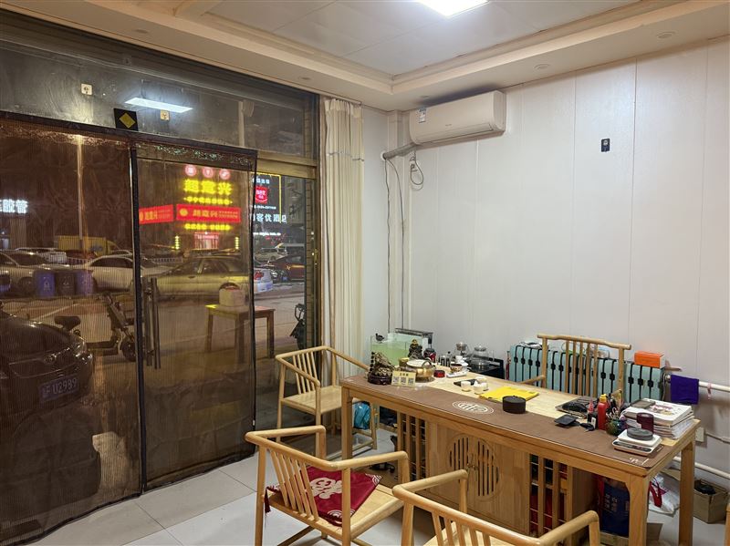 明珠苑建发小区西门头房空转