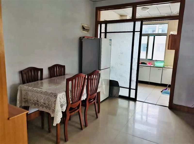 艺苑小区吉房出租,三室两厅,家具电器水电暖齐全,拎包入住!☎️:15564549158